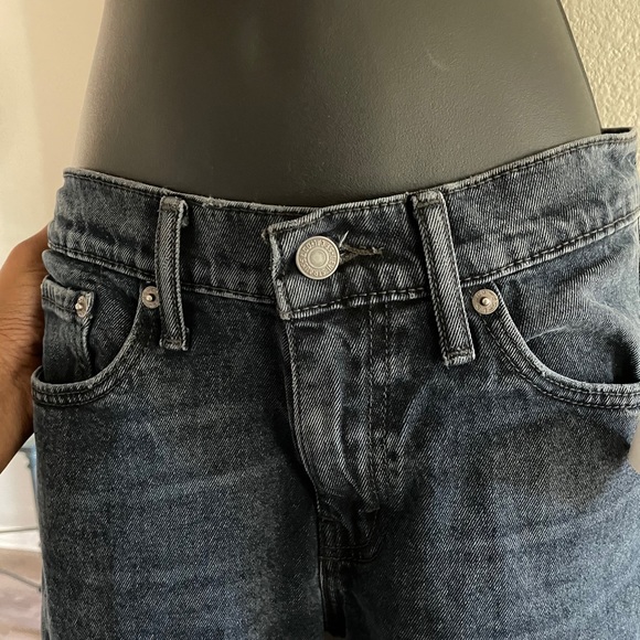 LEVIS cute mom fit/ high waisted style jeans! - Picture 2 of 4